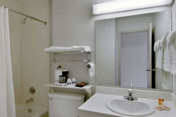 Howard Johnson Plaza Green Bay WI